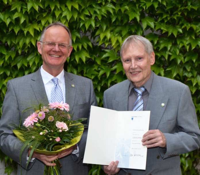 Oberbürgermeister Hans-Dieter Schlimmer (l.) verleiht Manfred Ecker (r.) die Ehrennadel der Stadt Landau in der Pfalz.